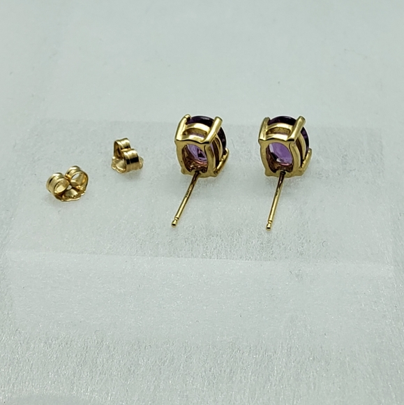 585 Amethyst Stud Earrings - Picture 6 of 7